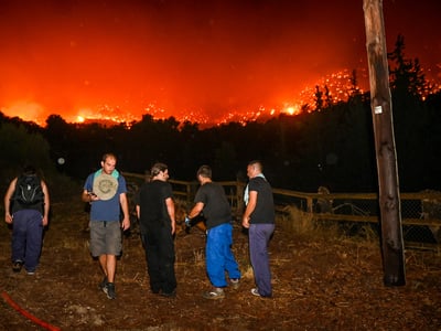 Μαίνεται η φωτιά στην Αιγιάλεια: Νύχτα ε...