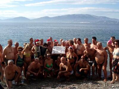 Έκοψαν την πίτα τους στα παγωμένα νερά τ...