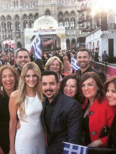 Στη φωτ. διακρίνονται και η υπεύθυνη δημ...