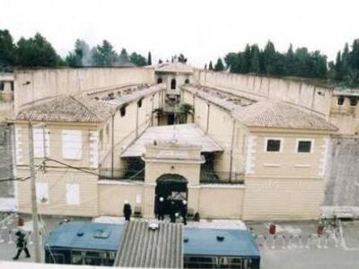 Με κουρτίνες έκρυβαν τη θέα στα κελιά το...