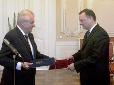  Ο παραιτηθείς Πρωθυπουργός της Τσεχίας ...