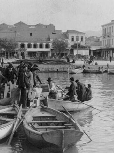Έλληνες επιβιβάζονται σε βάρκες για να μ...