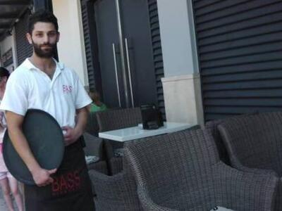 Κεφαλονιά: ΑΥΤΟΣ είναι ο σερβιτόρος που ...