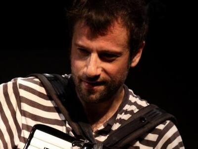 Ο Κωστής Μαραβέγιας θα εμφανιστεί live σ...