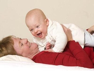 Γαργαλάει τον γιο της για να τον κρατήσει στη ζωή!