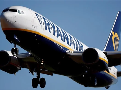Ryanair: Κλείνει τη βάση της στην Αθήνα ...