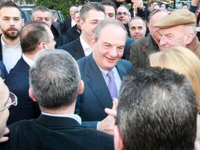 Ενθουσιώδης υποδοχή στον Καραμανλή