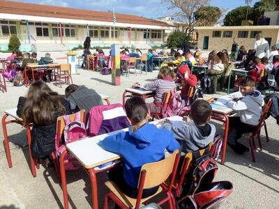 Νέα Μανωλάδα: Κάνουν μάθημα στο προαύλιο...