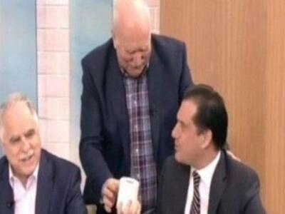 Ο Παπαδάκης έκανε δώρο...χαρτί υγείας στ...