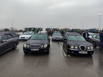 Μάλγαρα: Με νεκροφόρες στο μπλόκο των αγ...