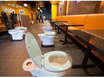 Το καφέ που θυμίζει τουαλέτα-Άνοιξε και ...