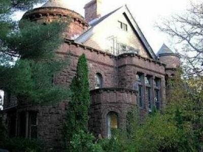 Πωλείται πολυτελής... στοιχειωμένη έπαυλ...