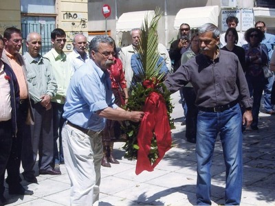 Ο αείμνηστος Μιχάλης Βασιλάκης παραλαμβ...