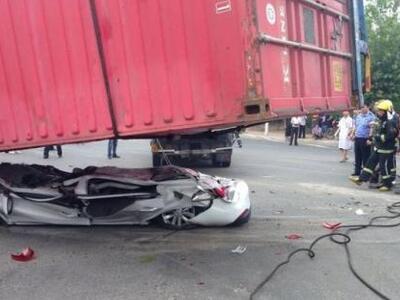 Καταπλακώθηκαν από κοντέινερ και όμως επ...