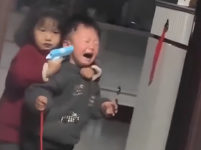 Viral βίντεο από την Κίνα: Κοριτσάκι «κρ...