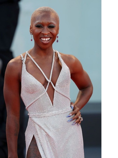 Σύνθια Ερίβο με Versace