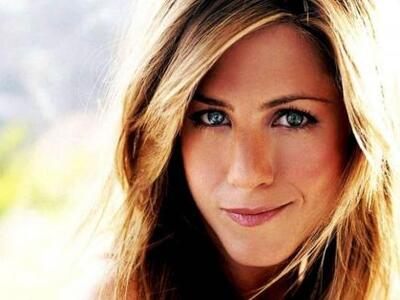 Εντυπωσιακή στα 44, με μίνι φούστα η Τζέ...