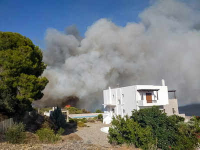 Μια ανάσα από τα σπίτια οι φλόγες στα Ίσ...