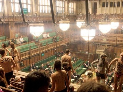 Ημίγυμνοι διαδηλωτές κατά της κλιματικής...