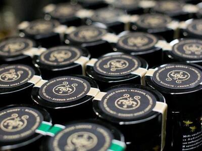 Η ελληνική εταιρία Apivita της οικογένει...