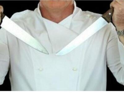 Απέλυσαν γνωστό τηλεμάγειρα από το εστιατόριό του!