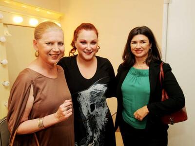 Η Έλενα Ακρίτα με την πρωταγωνίστρια Ρέν...