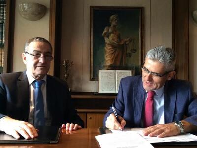 Ο Άγγελος Τσιγκρής  δίπλα στους λειτουργ...