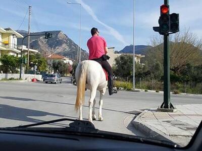 Έκανε βόλτα πάνω σε άλογο στην Εγλυκάδα ...