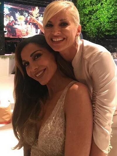 Η κουμπάρα Μαρία Μπεκατώρου με την Δέσποινα Βανδή 