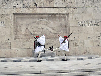 Δείτε live τη φετινή λιτή τελετή κατάθεσ...