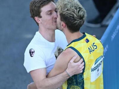 Παρίσι 2024: Αθλητής αψηφά τους ομοφοβικούς και φιλάει τον σύντροφό του