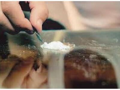 H κοκαΐνη σε φιξάκια και η ζυγαριά σε μο...