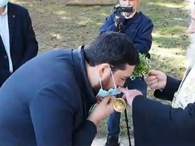 Μητροπολίτης Γρεβενών: Κατέβαζε τις μάσκ...