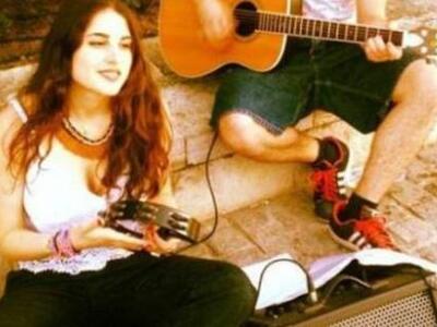 Η Παυλίνα Βουλγαράκη τραγουδά στους δρόμ...