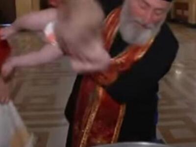 Ο Πατριάρχης της Γεωργίας βαφτίζει μωρά ...