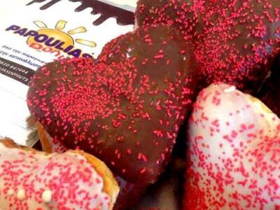 Ο Έρωτας περνάει από τα Papoulias Donuts...