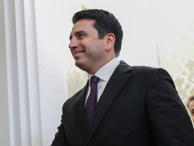 Αρμενία: Ο πρόεδρος της βουλής έφτυσε έν...