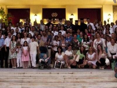 Νέοι μαθαίνουν τη νοηματική γλώσσα από τ...