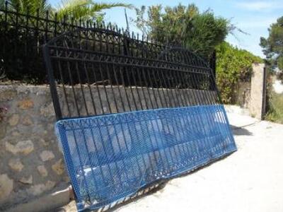 Ηλεία: Συρόμενη πόρτα πλάκωσε και τραυμά...