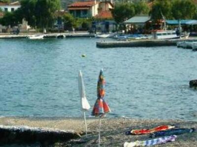 Τριζόνια: Το μοναδικό κατοικημένο νησί τ...