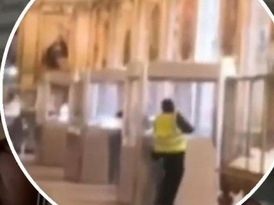 Μουσείο Λούβρου: Λιγότερο από 4 λεπτά έμ...