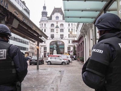 Τρόμος στη Βιέννη: Άγνωστοι επιτέθηκαν μ...