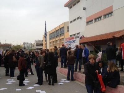 Άγριο ξύλο μεταξύ δασκάλων της Χρυσής Αυ...