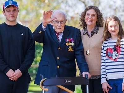 Μηνύματα Μπόρις Τζόνσον, βασίλισσας Ελισ...