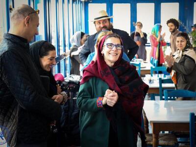 Η Κορνηλία στο εστιατόριο 