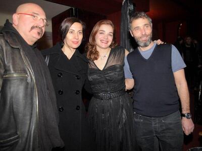 Λαμπερή πρεμιέρα στο θέατρο Βρετάνια – Δείτε φωτό