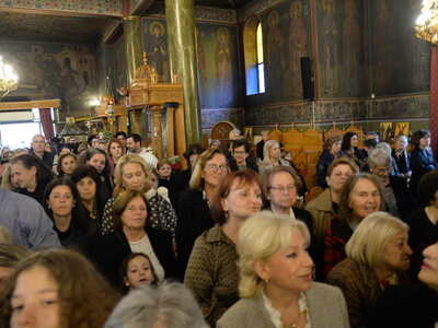 Πάτρα - φωτό: Η λειτουργία και η λιτανεία στον Αγιο Νεκτάριο