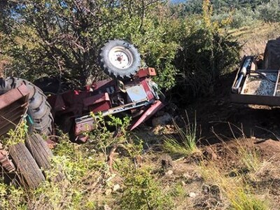 Τρακτέρ ανετράπη στο Αχαϊκό- Από τύχη σώ...
