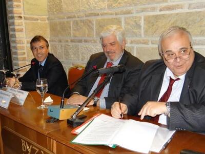 Ο πρύτανης του Πανεπιστημίου κ. Γιώργος ...