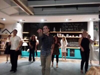 Χορεύετε; Διασκεδαστικό latin πάρτι στα ...